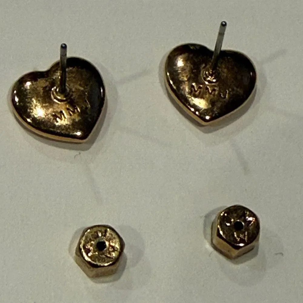 MARC JACOBS HEART STUD EARRINGS GOLD TONE
